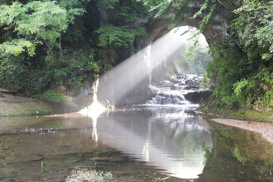 清水渓流広場（濃溝の滝・亀岩の洞窟）のハート形になった光